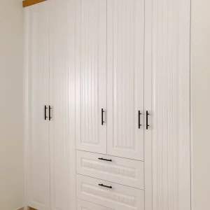 ארון בגדים בהתאמה אישית – דגם פרובנס סטרייפ