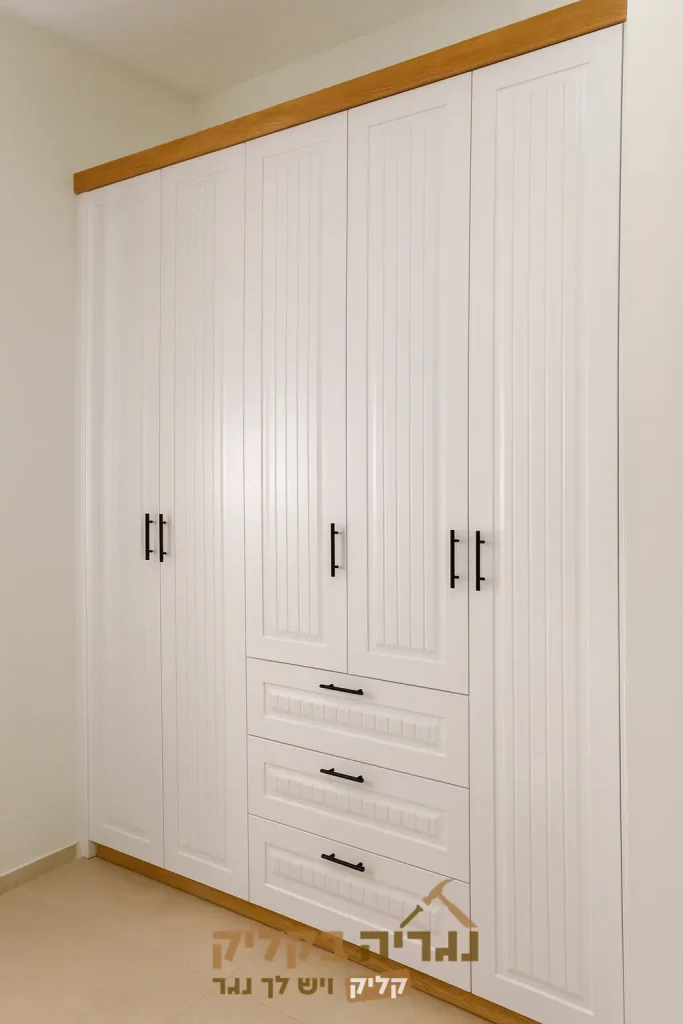 ארון בגדים בהתאמה אישית – דגם פרובנס סטרייפ