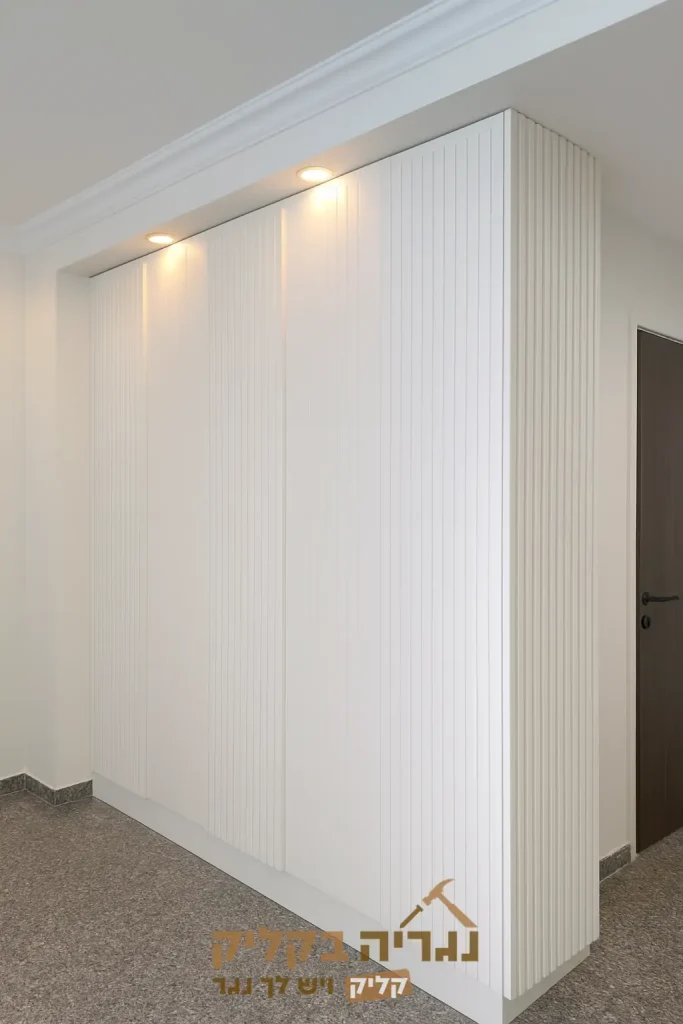 ארון חיפוי קיר בהתאמה אישית – דגם פרל ליין