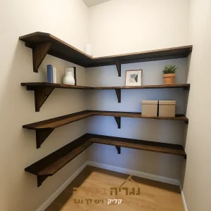 מדפים פינתיים מעץ מלא בהתאמה אישית – דגם רטרו כהה