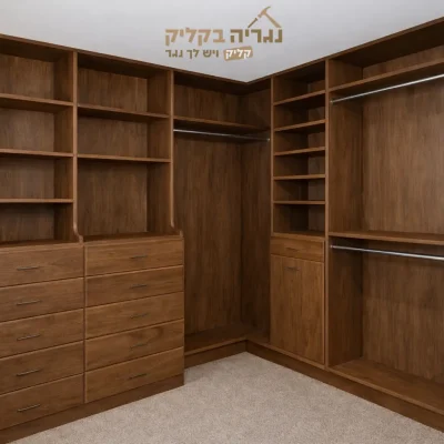 חדר ארונות יוקרתי בגוון אגוז עם מגירות ומוטות תלייה