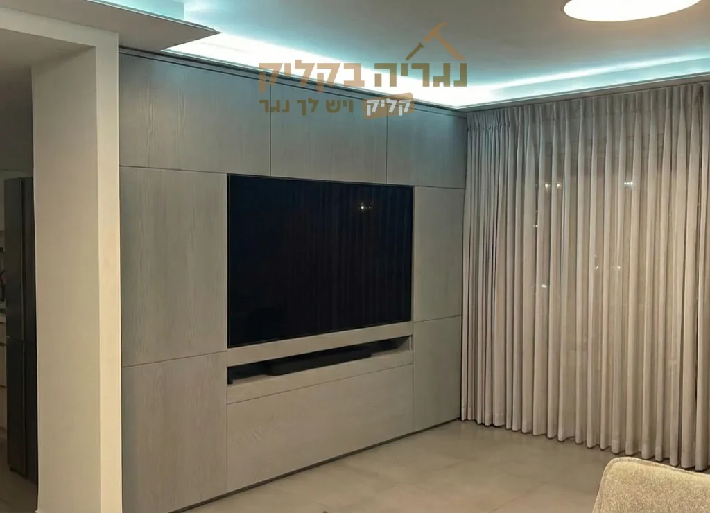 קיר טלוויזיה מעוצב עם נישה לממירים