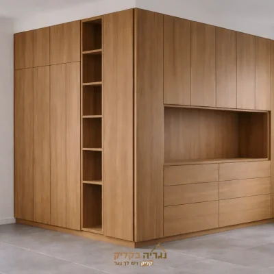 ארון פינתי מעץ אלון עם נישת מדפים ומגירות