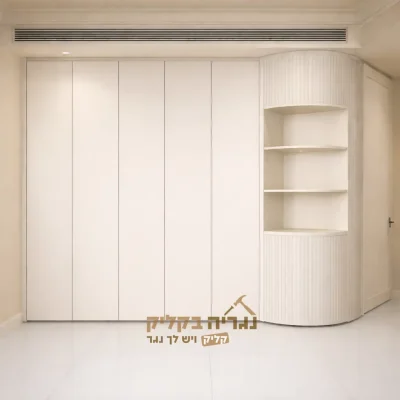 ארון קיר לבן עם נישת מדפים מעוגלת