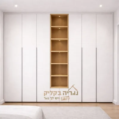 ארון קיר לבן עם נישת מדפים מוארת מרכזית
