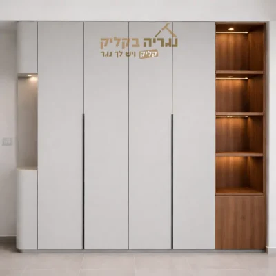 ארון מודרני לבן עם נישת תצוגה מוארת
