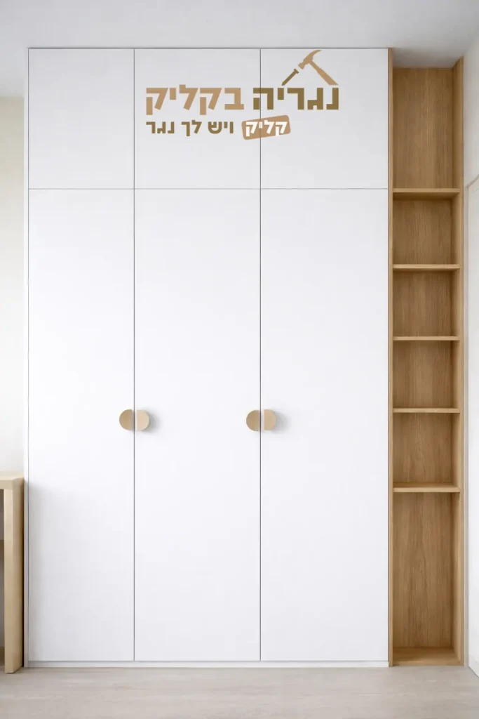 ארון לבן מודרני עם כוורת צד מעץ טבעי